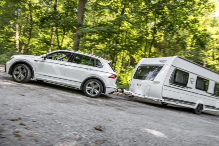 SUV con caravana