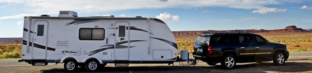 SUV negro caravana blanca